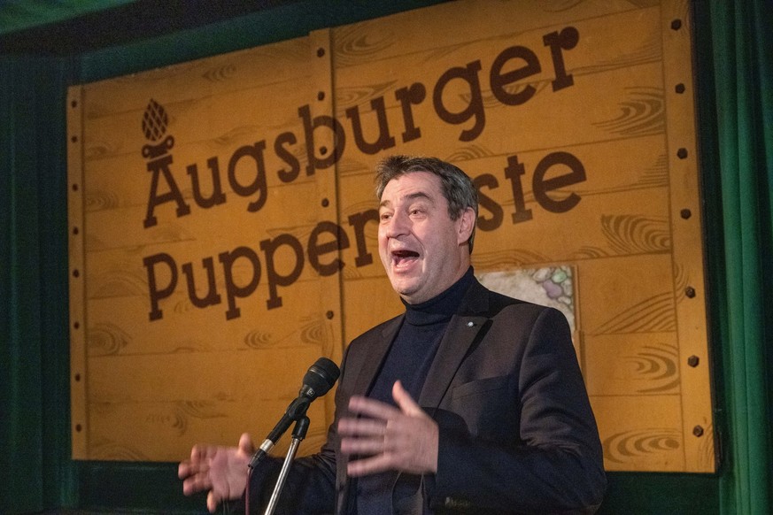 26.02.2023, Baden-Württemberg, Augsburg: Markus Söder (CSU), Ministerpräsident von Bayern, spricht vor der Augsburger Puppenkiste. Die Puppenkiste feiert Ihren 75. Geburtstag. Am 26. Februar 1948 hatt ...