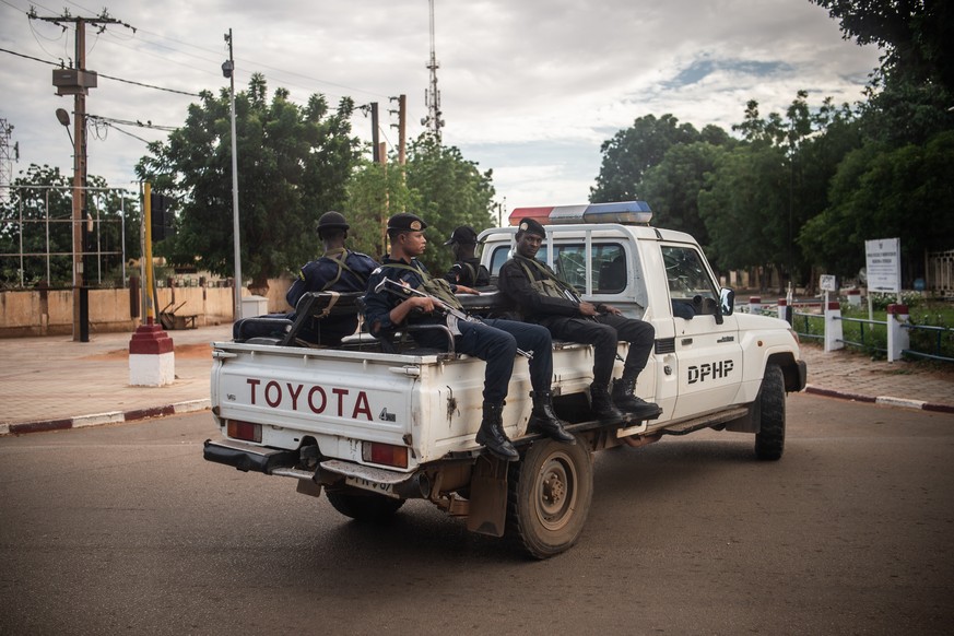 ARCHIV - 06.10.2019, Niger, Niamey: Bewaffnete Polizisten sitzen auf einem Toyota-Pickup in der Hauptstadt der Republik Niger. In dem von Terror heimgesuchten westafrikanischen Land Niger haben Bewaff ...