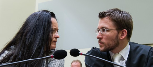 Die Hauptangeklagte im NSU-Prozess Beate Zschäpe und ihr Anwalt. 