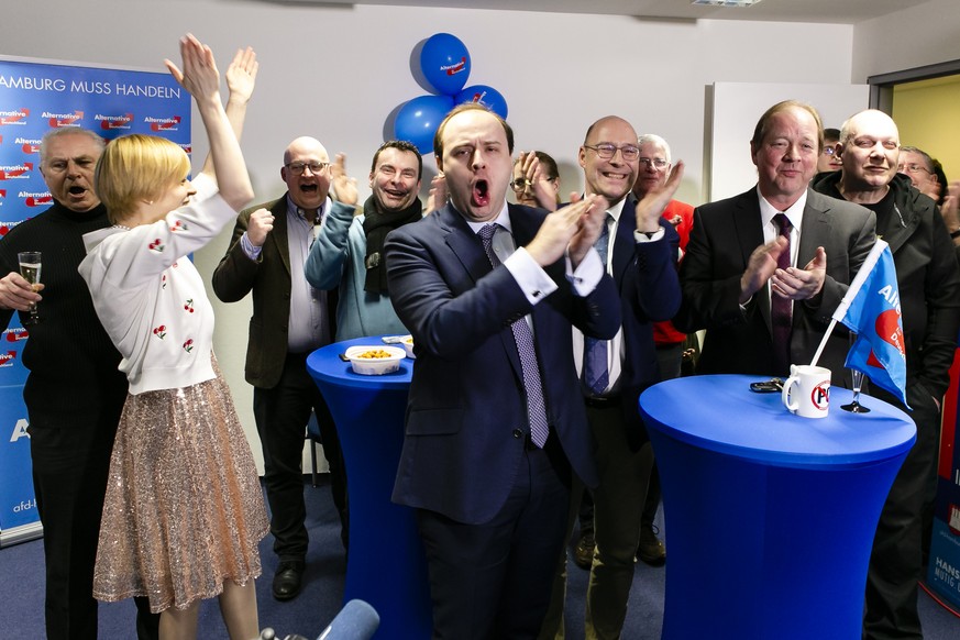 Später Jubel bei der AfD, als sie in einer Hochrechnung plötzlich doch über fünf Prozent lag.