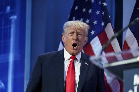 ARCHIV - 30.06.2023, USA, Philadelphia: Donald Trump, ehemaliger Präsident der USA, reagiert bei einer Veranstaltung der «Moms for Liberty». (zu dpa «Verleumdungsklage gegen Trump: Rückschlag für früh ...