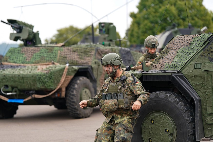 Deutschland, Europa, Bundeswehr, Soldaten, Militärfahrzeuge, Verteidigung, Sicherheitspolitik, NATO, militärische Übung, Bundeswehruniform, taktische Ausrüstung, Militärpräsenz, gepanzerte Fahrzeuge,  ...