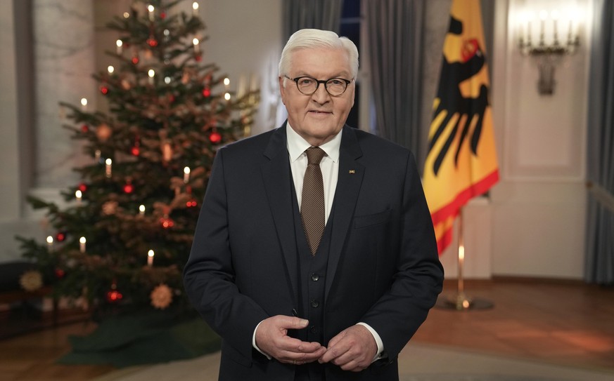 Bundespräsident Frank-Walter Steinmeier steht nach der Aufzeichnung der traditionellen Weihnachtsbotschaft des Präsidenten im Schloss Bellevue vor einem geschmückten Weihnachtsbaum.