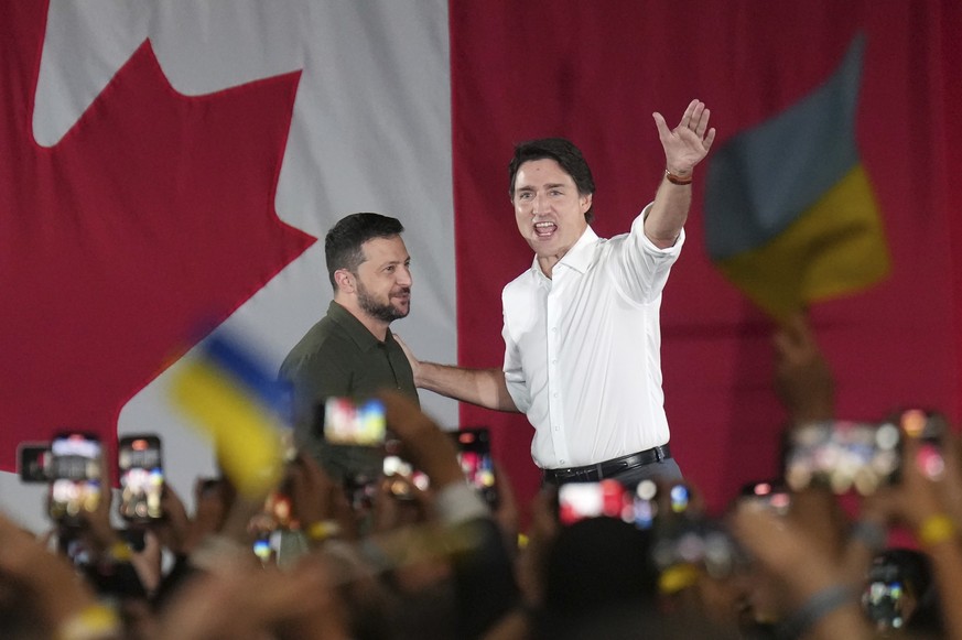 22.09.2023, Kanada, Toronto: Justin Trudeau (r), Premierminister von Kanada, stellt Wolodymyr Selenskyj, Präsident der Ukraine, bei einer Kundgebung in der Fort York Armoury vor. Foto: Nathan Denette/ ...