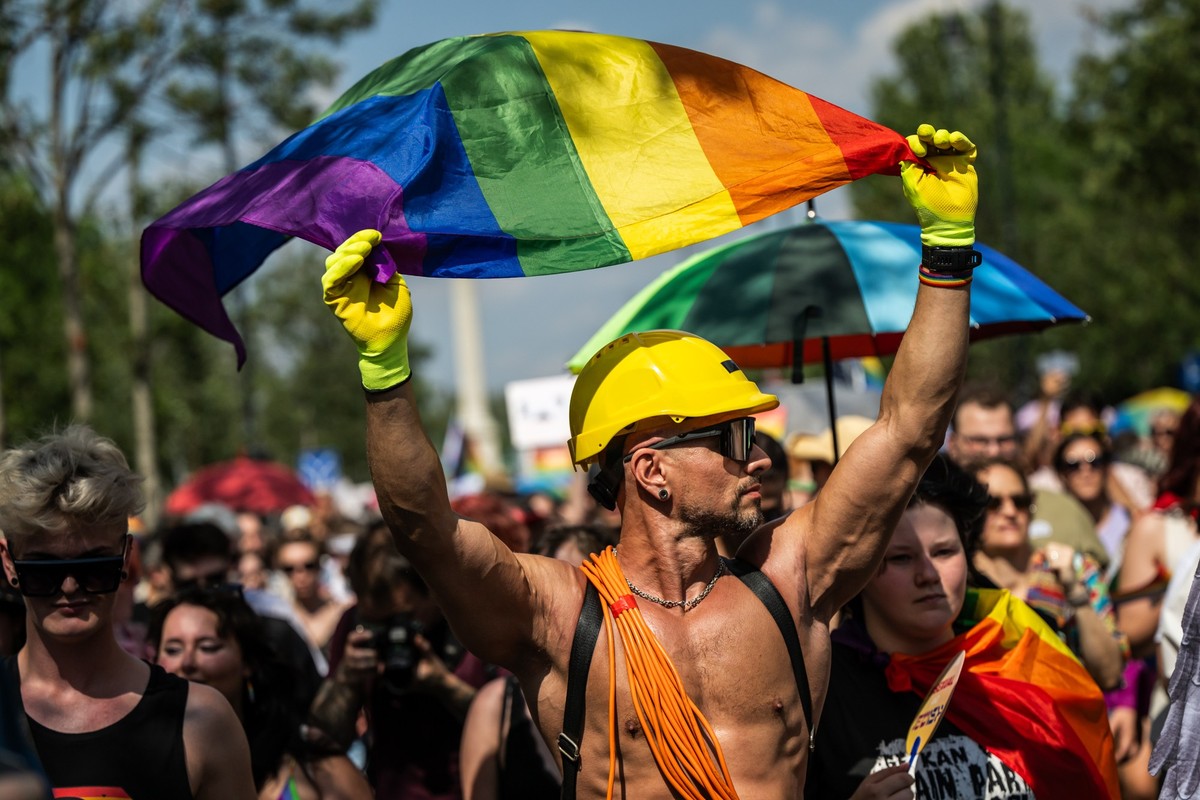 ARCHIV - 15.07.2023, Ungarn, Budapest: Ein Mann mit der Regenbogenflagge nimmt an der Pride-Parade in Budapest teil. (zu dpa: «Streit um Verbot von Pride-Umzug - EU-Länder mahnen Ungarn») Foto: Marton ...