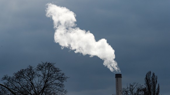 ARCHIV - 31.03.2020, Berlin: Rauch steigt aus einem Schornstein vom Heizkraftwerk Klingenberg im Berliner Ortsteil Rummelsburg in den Himmel. Der Aussto