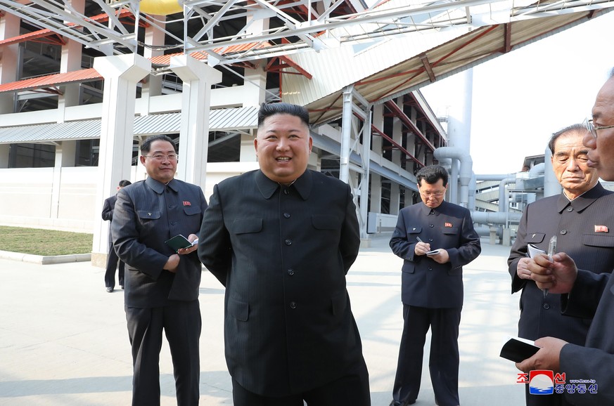 Kim bei einer Besichtigung am Samstag. Er schaute sich eine Düngemittelfabrik an.