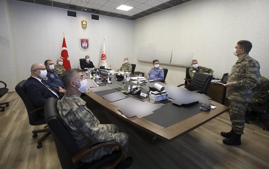 Die türkische Armee und der Verteidigungsminiter besprechen die Operation. 