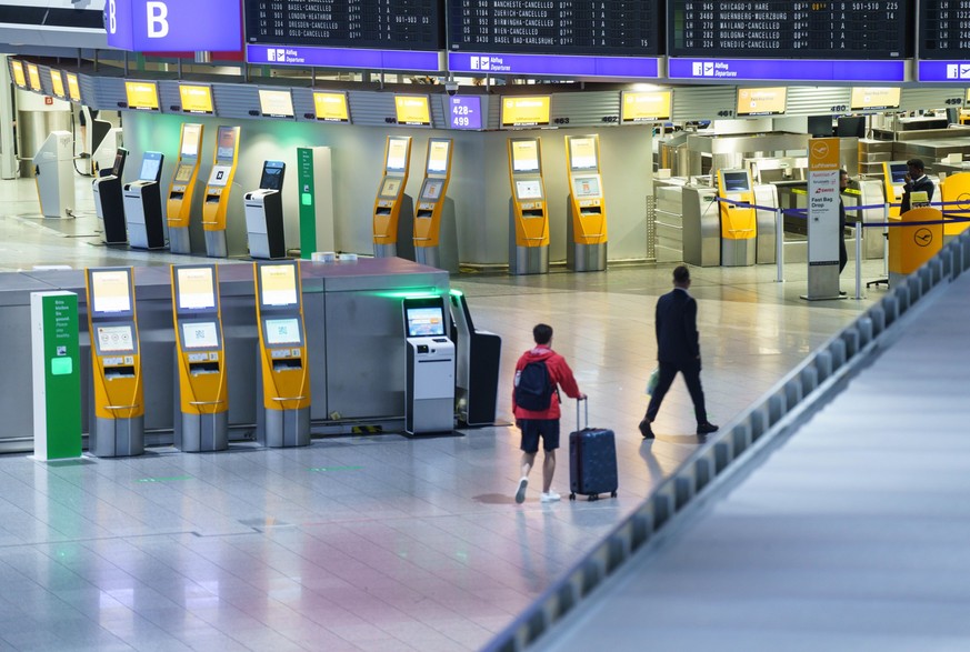 27.07.2022, Hessen, Frankfurt/Main: Leere herrscht am Morgen im Terminal 1 am Frankfurter Flughafen an den Lufthansa-Schaltern und Automaten. Wegen des Verdi-Warnstreiks hat die Lufthansa f