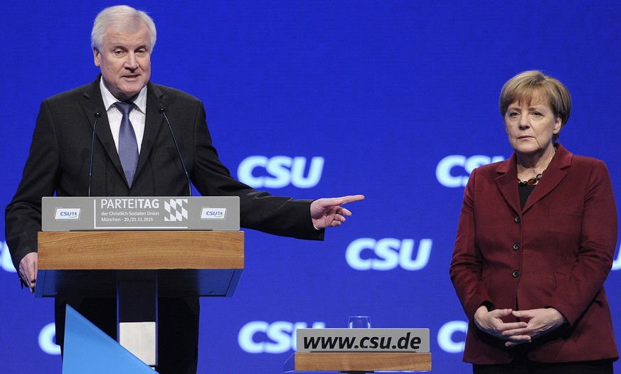 Horst SEEHOFER (Ministerpraesident Bayern und CSU Vorsitzender) mit Bundeskanzlerin Angela MERKEL (CDU) auf dem Podium.
CSU Parteitag 2015 ,Messe Muenchen,am 20.11.2015. | Verwendung weltweit