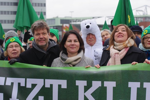 Demonstration Fridays for Future in Hamburg mit den Gr�nen-Spitzenpolitikern Robert Harbeck 2.v.l., Annalena Baerbock 3. v. l. und Hamburg 2. B�rgermeisterin Katharina Fegebank 4. v. l. - direkt hinte ...