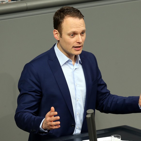 Der Abgeordnete Kai Gehring (Bündnis90/Grüne) spricht am 04.12.2014 während der Debatte um Forschungs- und Innovationspolitik im Deutschen Bundestag in Berlin. Foto: Wolfgang Kumm/dpa +++ dpa-Bildfunk ...