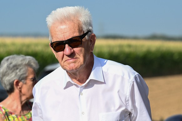 17.08.2022, Baden-W�rttemberg, Murr: Winfried Kretschmann (B�ndnis 90/Die Gr�nen), Ministerpr�sident von Baden-W�rttemberg, steht bei einem Besuch auf einem Bio-Bauernhof am Rande eines Feldes. Kretsc ...