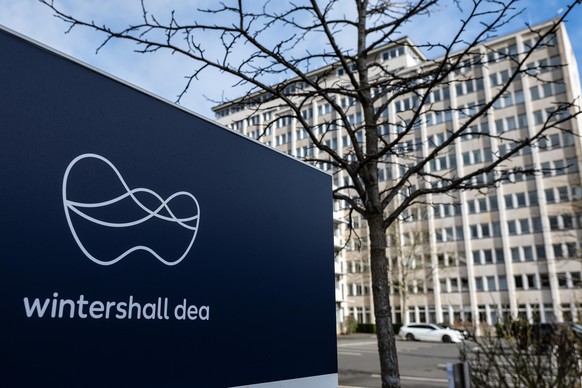 Blick auf das Logo von Wintershall Dea vor dem Geschäftsgebäude am Standort Kassel. Die Wintershall Dea AG ist ein deutscher Gas- und Ölproduzent.