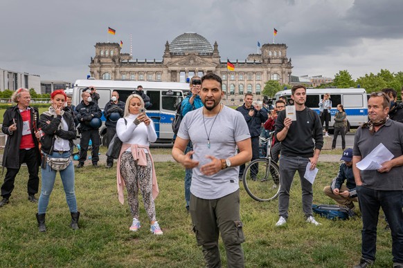 23.05.2020,Berlin,Deutschland,GER, die Stadt in Zeiten der Corona Pandemie.Kundgebung vor dem Reichstag mit TV-Koch Attila Hildmann. *** 23 05 2020,Berlin,Germany,GER, the city in times of the Corona  ...