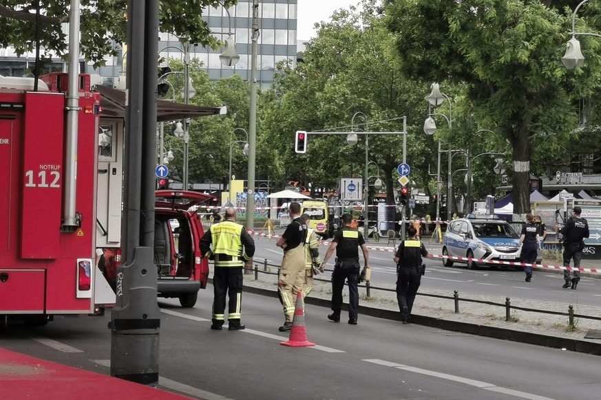 Polizeiabsperrung am Tatort der Amokfahrt, bei dem ein Auto am Breitscheidplatz in der Nähe der Gedächtniskirche in eine Personengruppe gefahren ist. Berlin, 08.06.2022