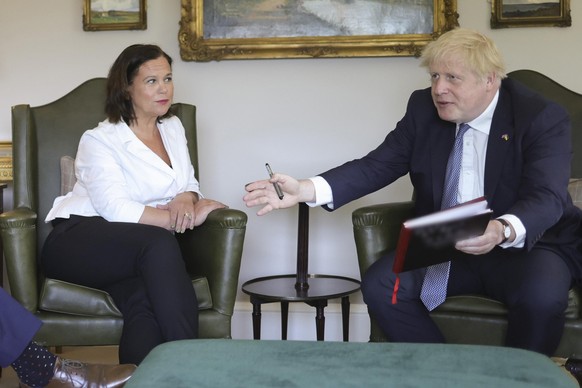 (220517) -- BELFAST, May 17, 2022 (Xinhua) -- British Prime Minister Boris Johnson (R) meets with Sinn Fein leader Mary Lou McDonald during his visit in Belfast, Northern Ireland, Britain, May 16, 202 ...