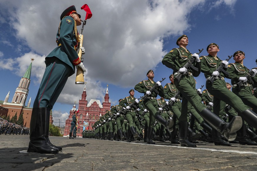 ARCHIV - 05.05.2024, Russland, Moskau: Russische Soldaten proben die Militärparade zum Tag des Sieges auf dem Roten Platz. Die Parade wird am 9. Mai stattfinden, um den 79. Jahrestag des Sieges im Zwe ...