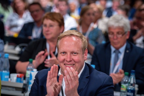 09.09.2022, Niedersachsen, Hannover: Tilman Kuban, Vorsitzender der Jungen Union klatscht beim CDU Bundesparteitag. Der 35. Parteitag der CDU auf dem Messegelände wird seit der Corona-Pandemie erstmal ...