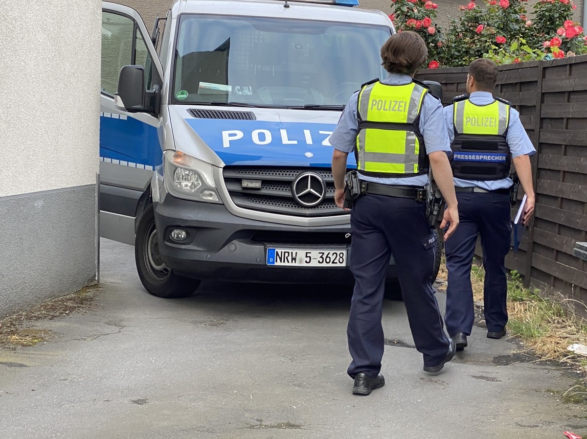 ARCHIV - 24.06.2021, Nordrhein-Westfalen, Bochum: Einsatzkräfte gehen bei einer Razzia zu einem Polizeiwagen. Bei einer Clan-Razzia im Ruhrgebiet haben Einsatzkräfte am frühen Donnerstagmorgen 21 Obje ...