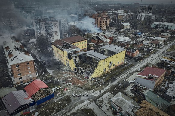 26.03.2023, Ukraine, Bachmut: Eine Luftaufnahme von Bachmut, dem Schauplatz schwerer Kämpfe mit russischen Truppen in der Region Donezk, Ukraine. Foto: Libkos/AP +++ dpa-Bildfunk +++