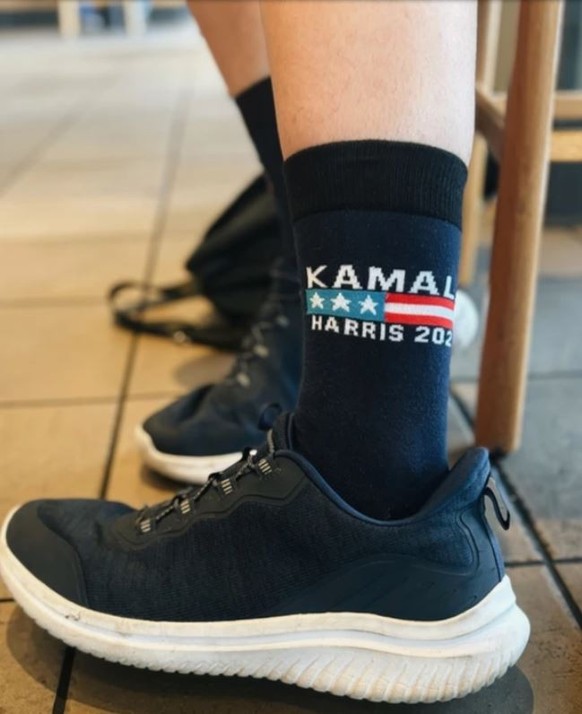 Von der Mütze bis zu den Socken: Mannys politische Einstellung ist nicht zu übersehen.