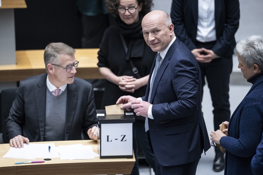 27.04.2023, Berlin: Kai Wegner wirft seinen Stimmzettel in die Wahlurne. Der Berliner CDU-Chef Wegner soll bei der Plenarsitzung im Abgeordnetenhaus zum Regierenden Bürgermeiste gewählt werden. Foto:  ...