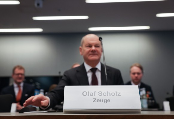 06.12.2024, Hamburg: Bundeskanzler Olaf Scholz (SPD) kommt zu einer Sitzung des Parlamentarischen Untersuchungsausschusses &quot;Cum-Ex&quot;. Scholz sagt am Freitag zum dritten Mal als Zeuge vor dem  ...