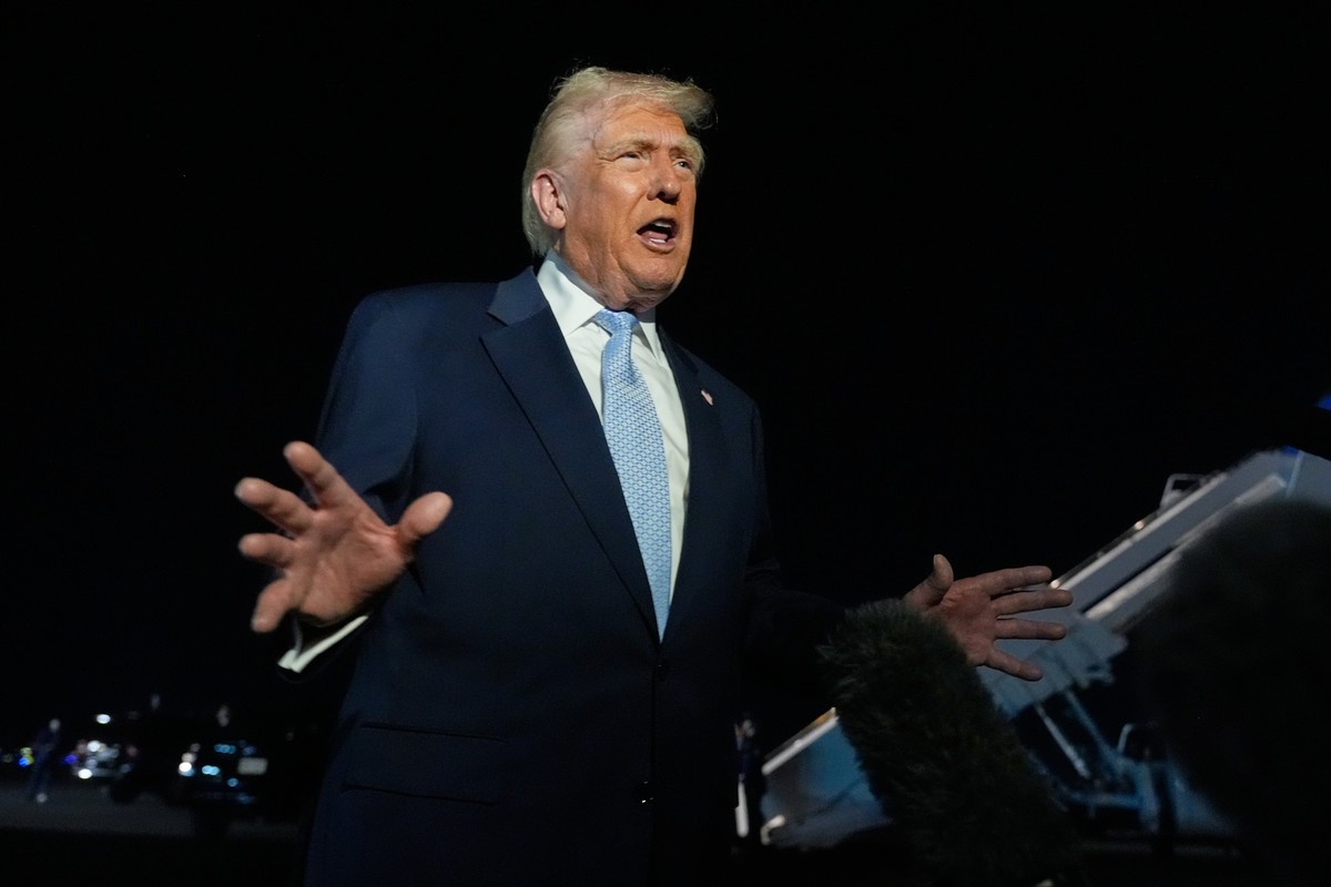President Donald Trump speaks to reporters before boarding Air Force One at Palm Beach International Airport in West Palm Beach Fla., on his way back to the White House, Sunday, Nov. 16, 2025. (AP Pho ...