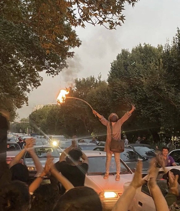 Iranische Frauen verbrennen aus Protest ihre Kopftücher.