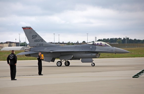 Ein Kampfflugzeug vom Typ Lockheed Martin F-16 Fighting Falcon der 52nd Fighter Wing der US Air Force nach der Landung auf der Spangdahlem Air Base. Die US-amerikanische Air Base in Spangdahlem Rheinl ...