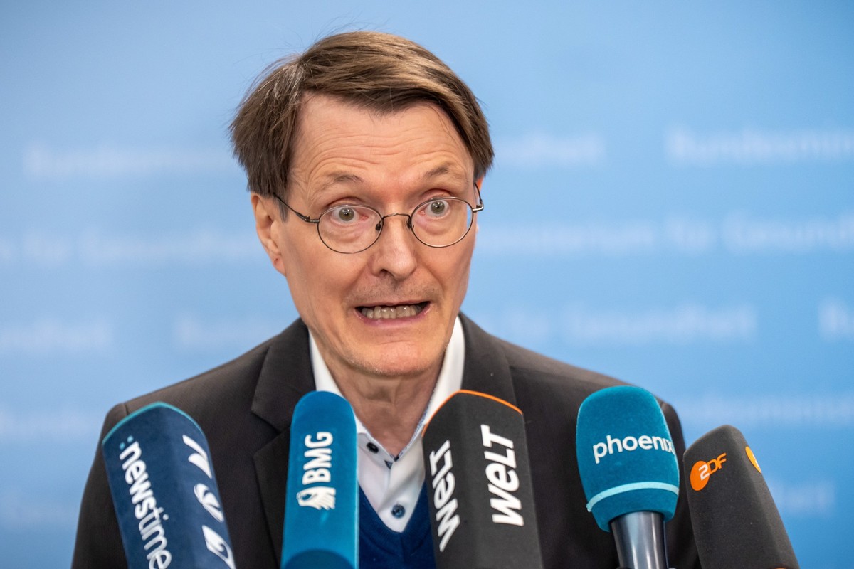 16.04.2025, Berlin: Karl Lauterbach (SPD), geschäftsführender Bundesminister für Gesundheit spricht bei einem Statement zum Internationalen Pandemievertrag der World Health Organization (WHO). Foto: M ...
