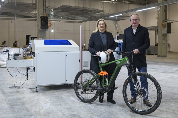 Will Kümmererin für Industriearbeitsplätze sein: die kommende saarländische SPD-Ministerpräsidentin Anke Rehlinger bei einem Wahlkampftermin in einer neuen Fabrik des Fahrzeugherstellers Kettler in Sa ...