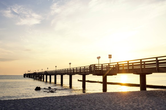 Germany, Mecklenburg-Western Pomerania, Baltic sea seaside resort Kuehlungsborn, Sea bridge in the morning PUBLICATIONxINxGERxSUIxAUTxHUNxONLY PUF01214