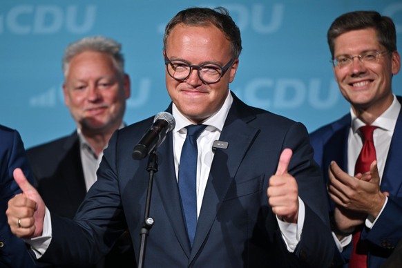 dpatopbilder - 01.09.2024, Th�ringen, Erfurt: Mario Voigt (M, CDU), Vorsitzender der CDU in Th�ringen und Spitzenkandidat, spricht nach der Ver�ffentlichung der ersten Prognose zur Landtagswahl in Th� ...