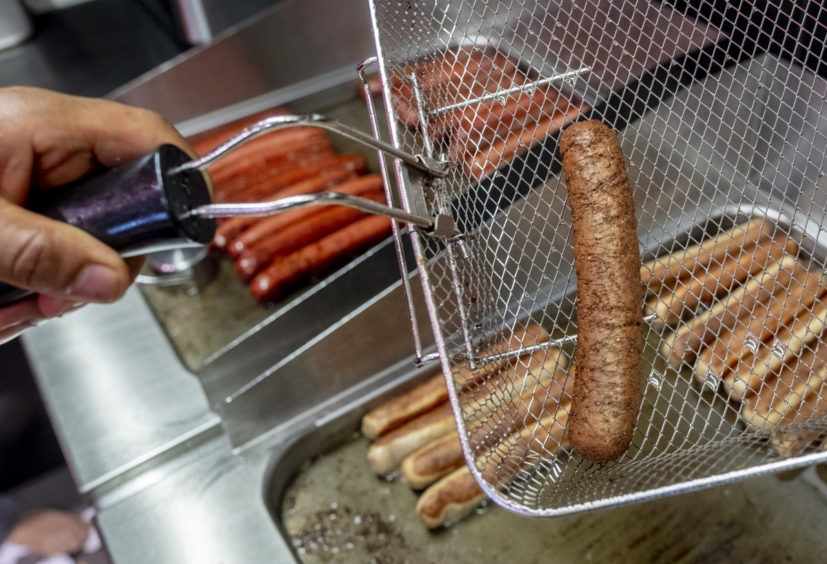 A vegan curry wurst is shown after deep-frying at a &quot;Best Worscht in Town&quot; sausage stand in Frankfurt, Germany, Wednesday, Sept. 13, 2023. Lars Obendorfer&#039;s vegan curry wurst — a take o ...