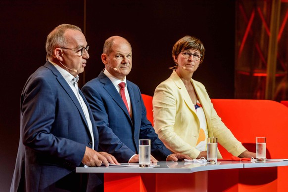 August 2020: Die SPD-Chefs Norbert Walter-Borjans (links) und Saskia Esken stellen Kanzlerkandidat Olaf Scholz vor. 