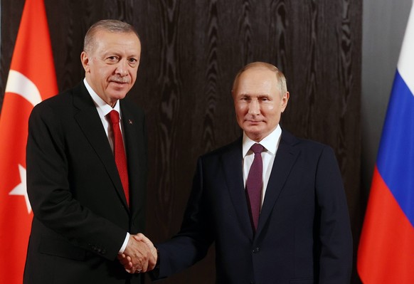 Uzbekistan SCO 8276071 16.09.2022 Russian President Vladimir Putin shakes hands with Turkish President Recep Tayyip Erdogan during a meeting on the sidelines of the 22nd Shanghai Cooperation Organisat ...