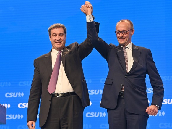 Markus SOEDER Ministerpraesident Bayern und CSU Vorsitzender,Friedrich MERZ CDU Vorsitzender nach seiner Rede,laesst sich feiern. CSU Parteitag 2022 am 28. und 29.10.2022 Messe Augsburg *** Markus SOE ...