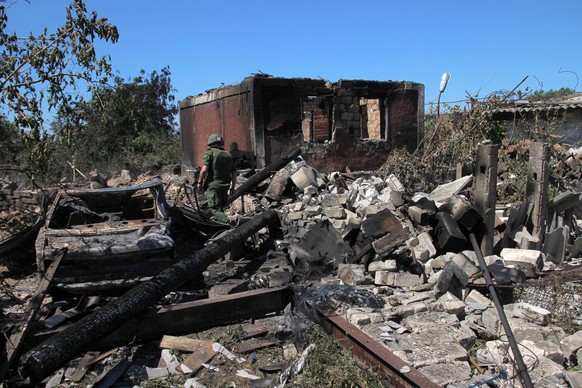 News Bilder des Tages LUGANSK REGION, UKRAINE - JUNE 18, 2018: Burnt out ruins of a house in the village of Zhelobok, east Ukraine, in the aftermath of a shelling attack; one woman was injured in the  ...