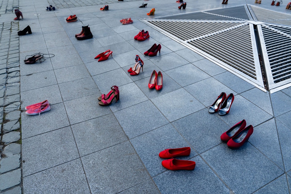 06.03.2025, Belgien, Brüssel: Rote Schuhe stehen als Protestaktion gegen Femizid auf dem Jean-Rey-Platz. Foto: Marius Burgelman/Belga/dpa +++ dpa-Bildfunk +++