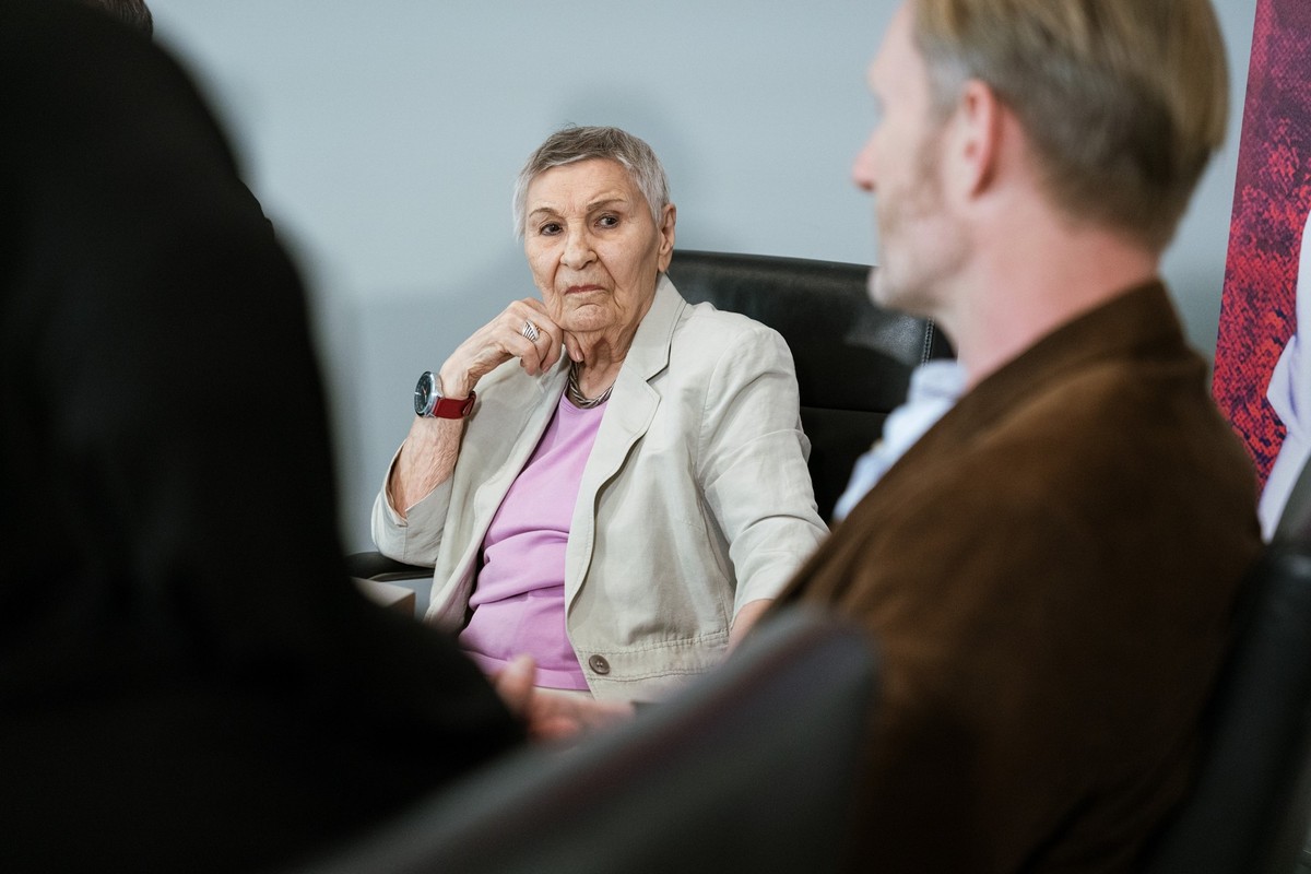 WDR Zeitzeugen App Vorstellung und Pressekonferenz. Vor Ort waren Projektteamleitung: Dorothee Pitz, Hochschule Düsseldorf: Chris Vogel, Lehrer Albert Ahlmering + 2 Schüler:innen, Zeitzeugin Anne Pril ...