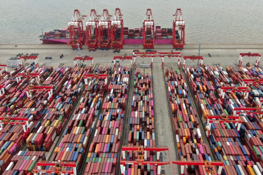 ARCHIV - 10.07.2021, China, Shanghai: Übersicht von dem Yangshan-Containerhafen. Chinas Exporte sind im Juni 2023 im Vergleich zum Vorjahr um 12,4 % gesunken, was auf die schwächere globale Nachfrage  ...