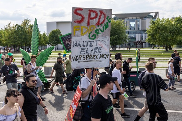 Hanfparade in Berlin Berlin, Deutschland - 13. August 2022: Unter dem Motto Hanf ist f�r alle da demonstrieren circa 1000 Menschen w�hrend einer Demonstration durch Berlin, hier vor der Kanzleramt. Be ...