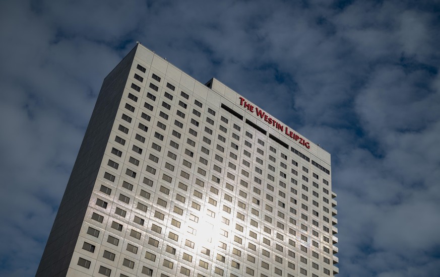 Die Sonne scheint auf die Fassade des Hotel Westin Leipzig. Der Sänger Ofarim berichtete sichtlich bewegt in einem am Dienstag (05.10.2021) veröffentlichten Instagram-Video, ein Mitarbeiter des Hotels ...