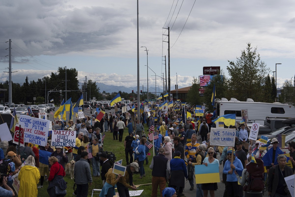People gather outside a shopping mall to protest in Anchorage, Alaska, Thursday, Aug. 14, 2025, ahead of a meeting between President Donald Trump and Russian President Vladimir Putin. (AP Photo/Jae C. ...