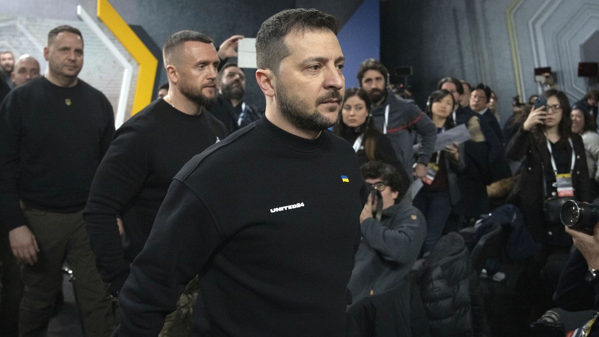 24.02.2023, Ukraine, Kiew: Wolodymyr Selenskyj, Präsident der Ukraine, verlässt einen Saal nach seiner Pressekonferenz anlässlich des ersten Jahrestages der russischen Invasion in der Ukraine. Die rus ...