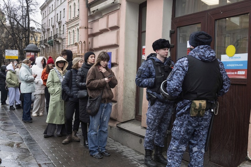 17.03.2024, Russland, St. Petersburg: Wähler stehen um 12 Uhr Ortszeit vor einem Wahllokal Schlange. Die russische Opposition hat die Menschen aufgerufen, sich am Sonntagmittag (17.03.2024) aus Protes ...
