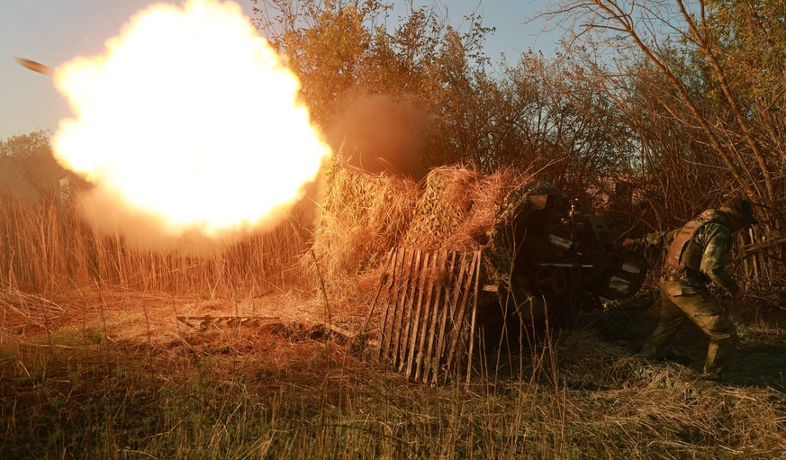 Russia Ukraine Military Operation Espanola 8524518 25.09.2023 Russian servicemen of Espanola special forces unit fire a D-20 152 mm howitzer towards positions of Ukrainian armed forces, in the course  ...