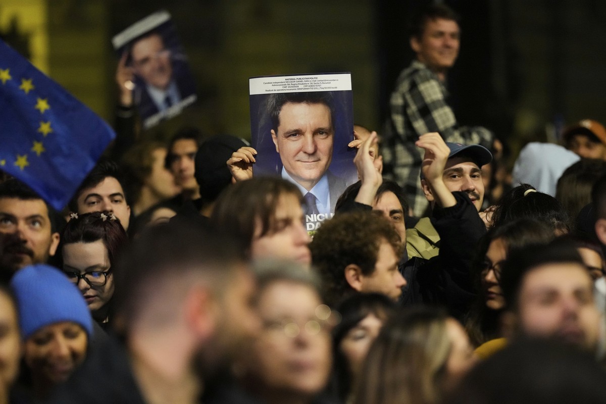 19.05.2025, Rumänien, Bukarest: Anhänger des Präsidentschaftskandidaten Dan feiern auf der Straße, nachdem die Wahllokale für die zweite Runde der Präsidentschaftswahlen geschlossen wurden. Foto: Vadi ...